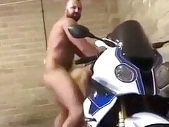 Scopando sulla moto