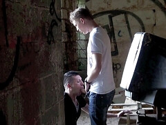 Arab discret fucked by top blond outdoor