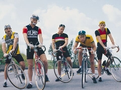 Dick Fisk, Lee Ryder, and other riders get off in the barn