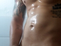 After finishing the gym I mansturbate very sweaty