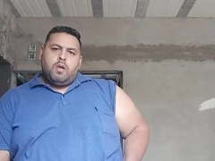 Gordo forzudo se manosea en casa de una clienta