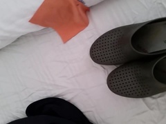 cumshot in worked clogs sborrata negli zoccoli di lavoro