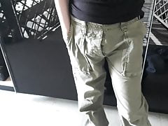 Dans mon pantalon kaki militaire