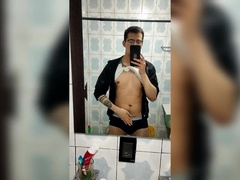 Vergón se mete al baño a sacarse la leche mientras afuera hay visitas