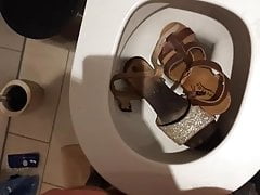 Pisse auf mamas Schuhe