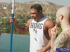 Muscled guy in bi threeway bangs pussy