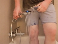 Cub, amateur bear, fat shower