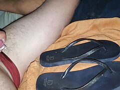 Big load on milf size 11 flip flops