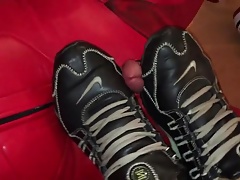 Esfregando gostoso o Nike Shox ate o cara gozar