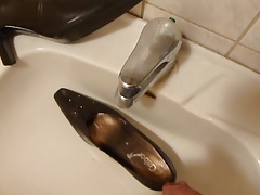 Piss in wifes brown classic pump