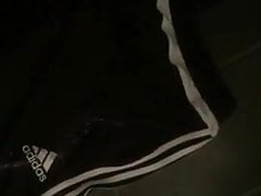 Piscio sulla tuta dell'adidas