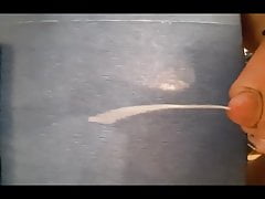 Zum Porno eine fette Ladung abgespritzt (mit Slowmo)