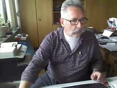 Parent has a fast masturbate at the office