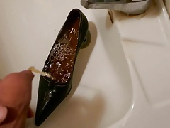 Piss in wifes pointy classic pump