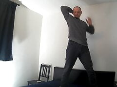 Kudoslong striptease and spurting cum