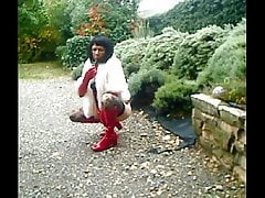 Presque nue dans mon jardin je fais la salope sous la pluie