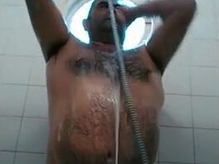 Osito caliente con una gran polla se ducha y se pajea. 2