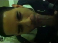 Chupando rolao no banheiro 10