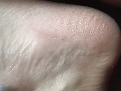 Ich Spritz auf meinen Nylonfuss