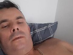 Arkadjusz sam w domu