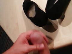 Mother-in-law's shoes fucked and squirted in the kitchen