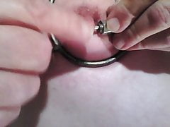 una Sissy se castiga los pezones con anillas