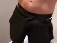 Homem vestido mostra penis