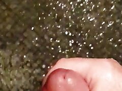 In der Schwimmbaddusche gewichst