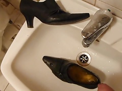 Piss in wifes black pointy pump