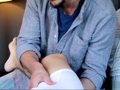 OMG your leg is hurt, let me suck your cock quickly!