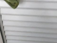 Coroa no banho batendo uma