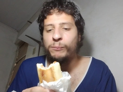 Dois cachorros quentes pra dentro e enchendo a barriga de comida , no final a minha barriga