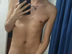 Chico universitario homosexual frente al espejo masturbandose