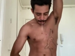 Smelly my Underarms while doing Fitness