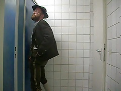 Bayernbursch gets serviced at a Gloryhole