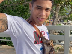 Colombian hottie Lucian Reed flexing a bunch