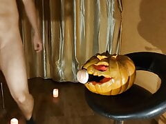 GUY FUCKS A PUMPKIN FOR HALLOWEEN