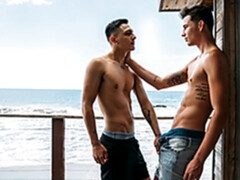 Beach bums Küper & Mateo Vice fuck indoors