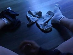 Junge wichst auf seine Sportsocken
