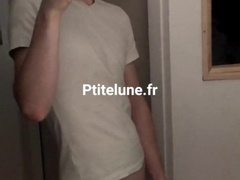 Un ado se touche avant de prendre sa shower