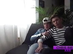 Chris baisse un de ses fans
