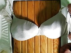 Un altra sborrata sul reggiseno di mamma